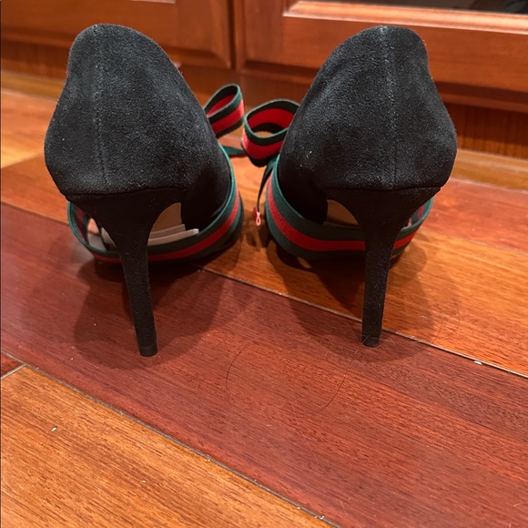 Bow heels - Picture 2 of 7